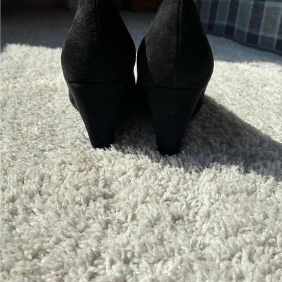 Elegant Black 3in Wedge Pumps - Picture 3 of 5